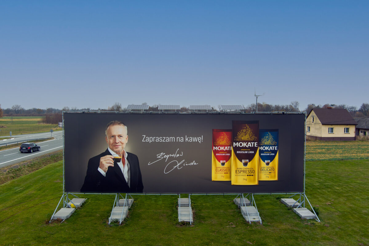 Konstrukcja reklamowa z oświetleniem MOKATE przy autostradzie