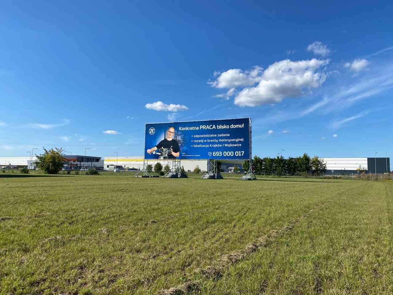 Kampania reklamowa ZE rekrutacja przy autostradzie