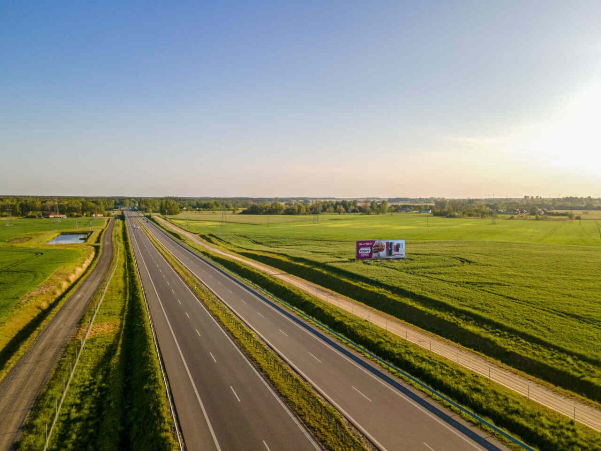 Reklama przy autostradzie do wynajęcia