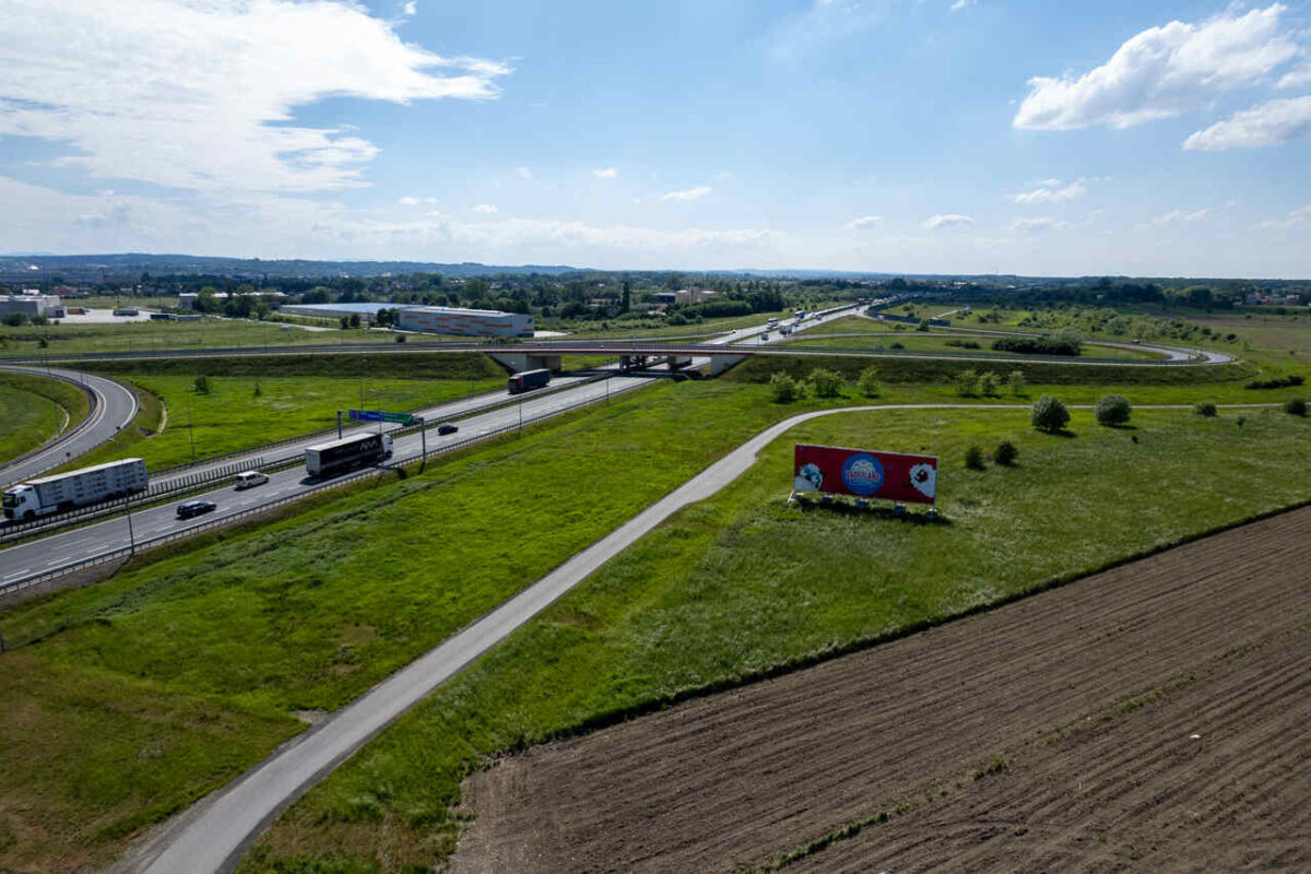 Reklama przy autostradzie do wynajęcia