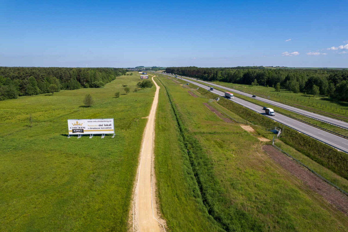 Reklama przy autostradzie do wynajęcia