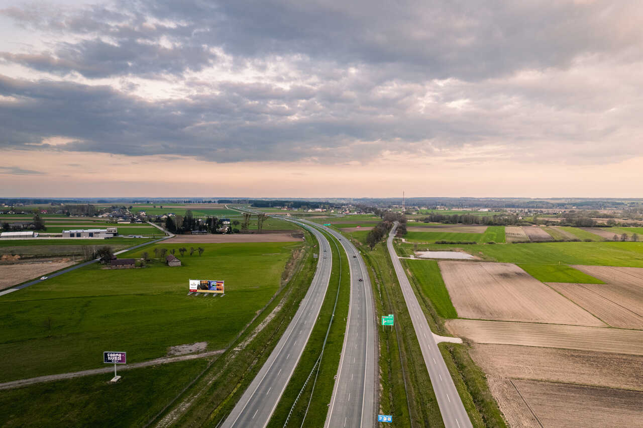 Reklama przy autostradzie do wynajęcia
