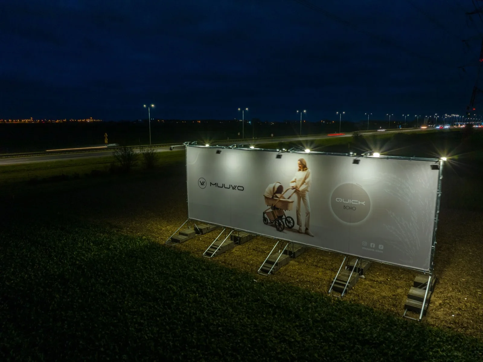 Oświetlony nocą billboard