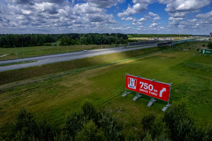 Billboard kierunkowy dla restauracji KFC