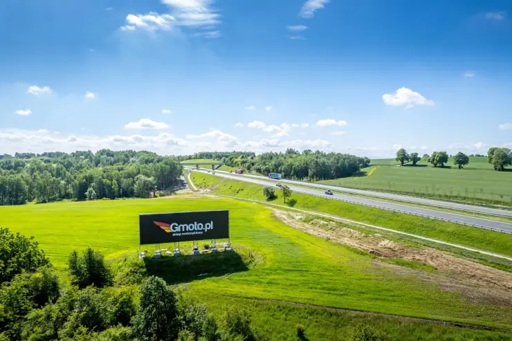 Billboard reklamowy przy trasie — ciągłość ekspozycji kampanii